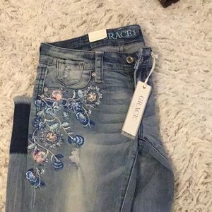 Embroidered distressed skinny jeans